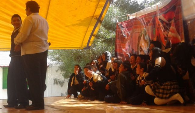 Jóvenes en escena con un personaje interpretado por David Ricardo, nuestro director.