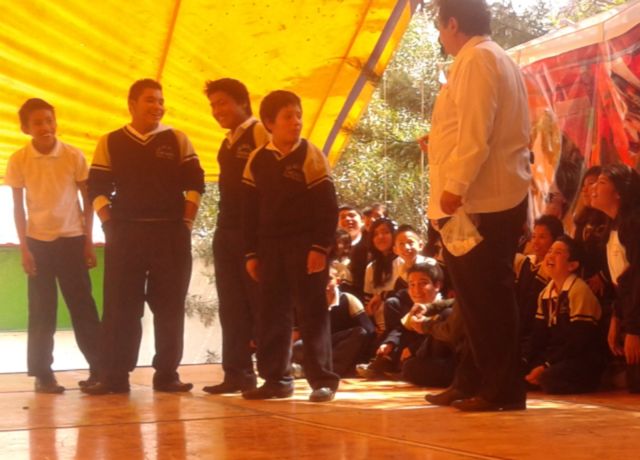 Los jóvenes se involucran en la trama y participan.