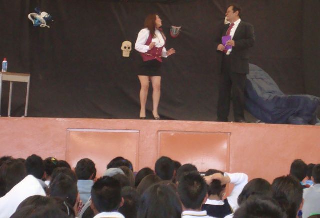 Claudia Ascencio como Asunción y David Ricardo como el Dr. Bartolo Corona